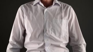 Takım elbiseli bir adam avucuna yumruğuyla vurur. Takım elbiseli ve yumruklu bir adam.