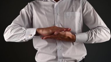 Takım elbiseli bir adam bedenini elleriyle gösterir. Yüksek kaliteli video