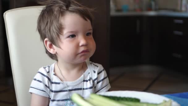 아이들이 식탁에서 오이를 썰어 먹는 모습 — 비디오