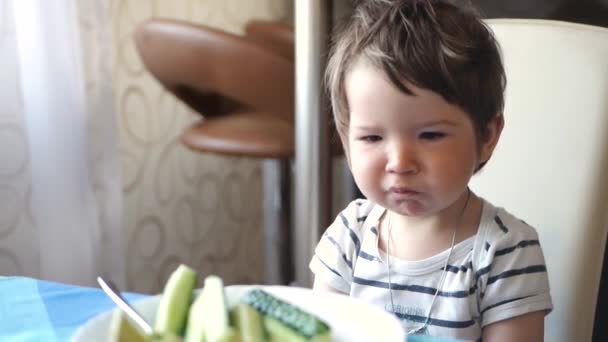 家のテーブルでキュウリを食べる子供 — ストック動画