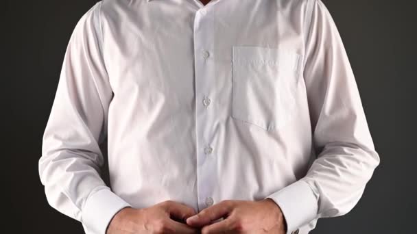 Ein Mann im weißen Hemd macht eine hilflose Geste — Stockvideo