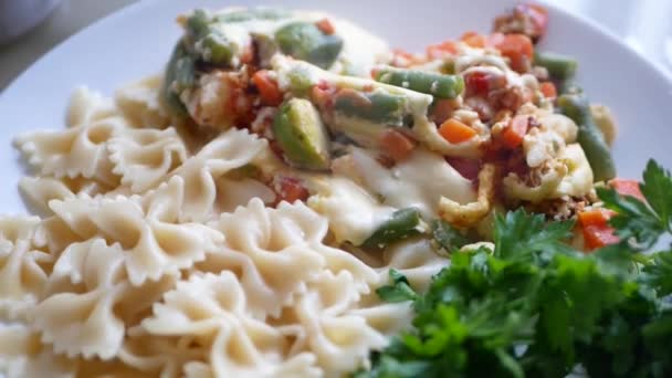 Pasta met vers bereide groenten op een bord. — Stockvideo