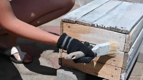Покраска деревянной коробки. на улице — стоковое видео
