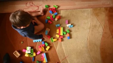 Çocuk oyuncaklarla oynuyor. Yüksek kaliteli video