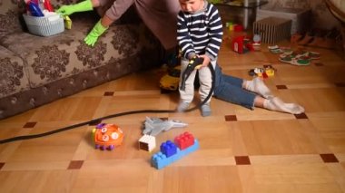Anne çocuk için oyuncakları dezenfekte eder. Yüksek kaliteli video