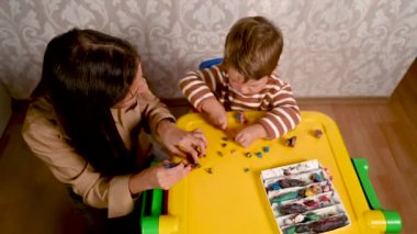 Anne ile çocuk plastikçilik oynuyor. Eğlenceli eğitici oyunlar