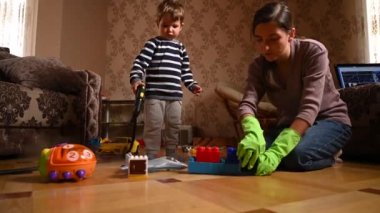 Anne çocuk için oyuncakları dezenfekte eder. Yüksek kaliteli video