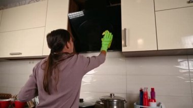 Kız mutfakta kaputu yıkıyor. Yüksek kaliteli video