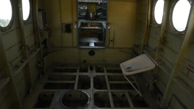 İçinde parçalanmış uçak var. Geri dönüşüm için eski bir uçak