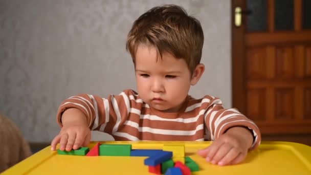 Το παιδί αναπτύσσει κινητικές δεξιότητες με γεωμετρικά σχήματα — Αρχείο Βίντεο