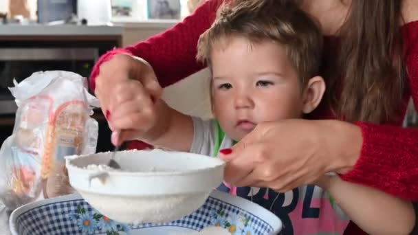 母親の遊びのモデルの子供。子供との料理 — ストック動画