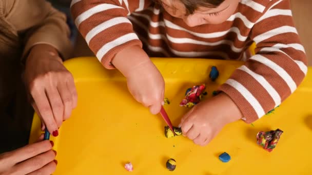 Niño con modelo de juego de la madre. Juegos educativos divertidos — Vídeo de stock