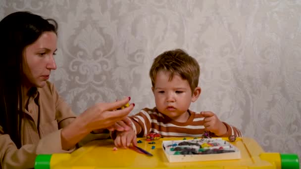 Niño con madre jugar plastilina. Juegos educativos divertidos — Vídeo de stock
