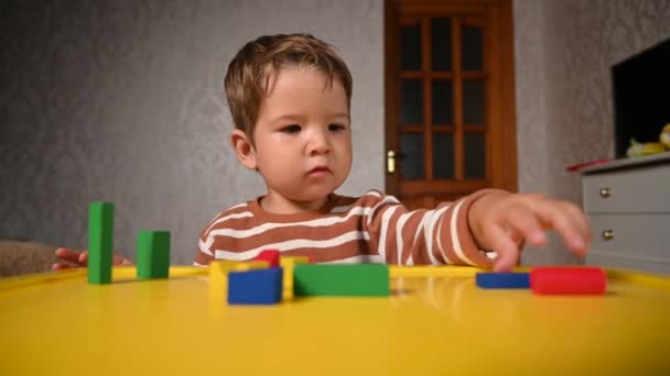 A criança joga formas geométricas. Desenvolvimento infantil — Vídeo de Stock
