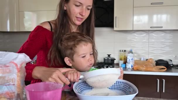 Το παιδί με τη μητέρα παίζει το μοντέλο. Μαγειρική με ένα παιδί — Αρχείο Βίντεο