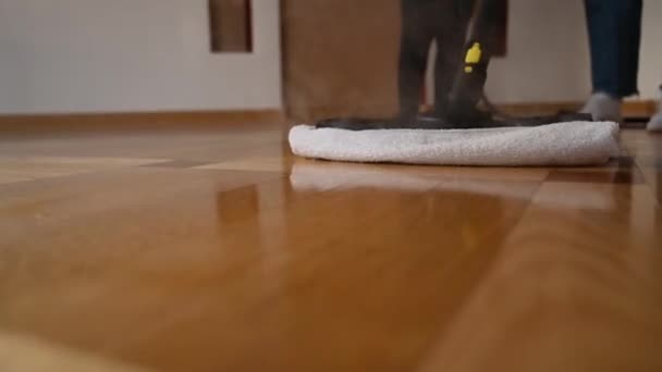 Laver la serpillière sur le parquet, fermer. Vidéo de haute qualité — Video