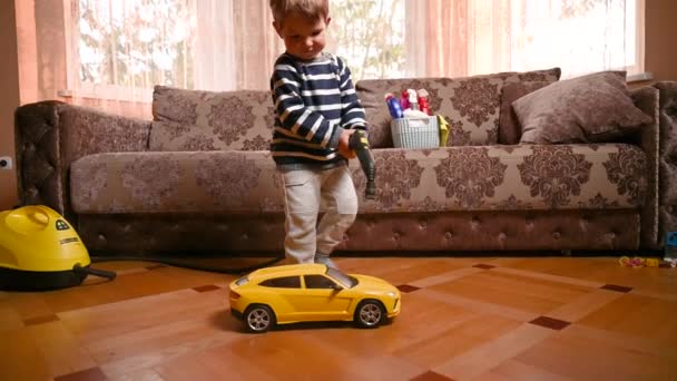 Ребенок моет машину. Уборка детских игрушек — стоковое видео