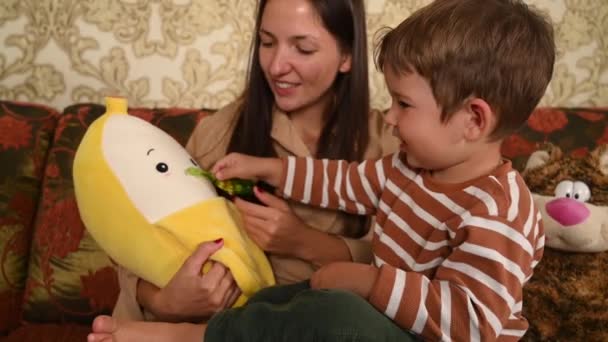 Mamma och baby borsta tänderna med leksaker. Munhålan vård. Hygien av tänder — Stockvideo