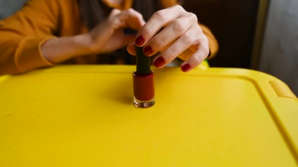 Het meisje verft haar nagels met rode vernis. Hoge kwaliteit video — Stockvideo