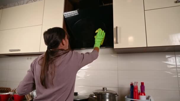 Het meisje wast de motorkap in de keuken. Hoge kwaliteit video — Stockvideo