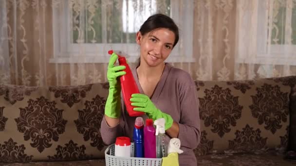 A menina alegra-se com produtos de limpeza. Vídeo de alta qualidade — Vídeo de Stock