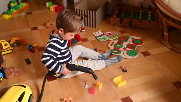 Dítě dezinfikuje hračky. Čištění dětských hraček — Stock video