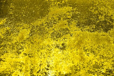Eski paslı, paslı demir desenli arka plan. Renk 2021, parlak sarı. Yüksek kalite fotoğraf