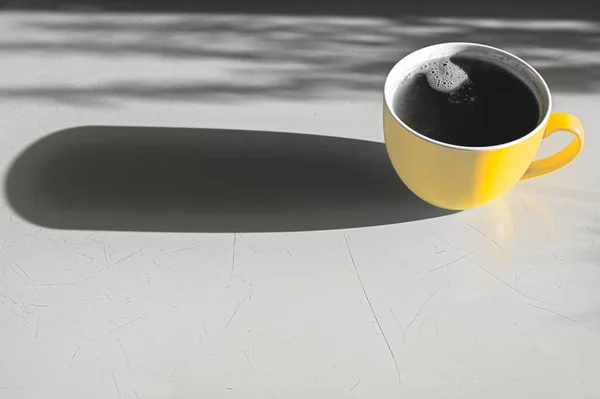 Demonstrating Trendy Yellow Gray Colors Large Cup Coffee Shadow Concrete — Stock Photo, Image