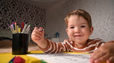 Çocuk boyama kitabı çiziyor. Çocuk gelişimi yaratıcılığa