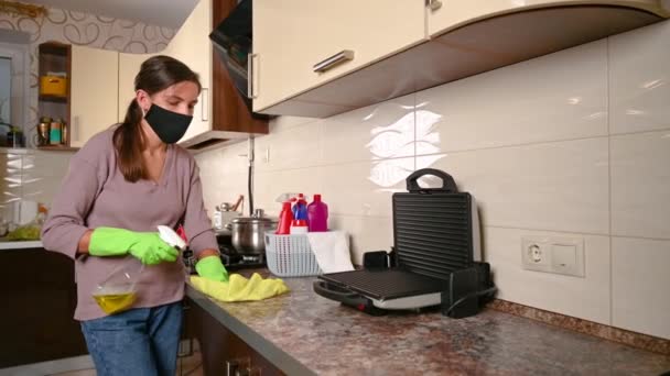 The girl washes the countertop in the kitchen. High quality video — Wideo stockowe