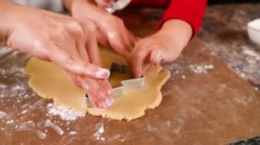 Anne ve çocuk Noel kurabiyesi pişiriyor. Yüksek kaliteli video
