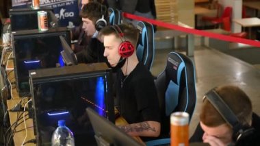 Minsk, Belarus - 2 Mart 2019: Bilgisayarda oynayan siber sporcular oyunu