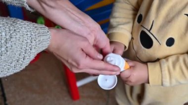Çocuk el kremi sıkıyor. Cilde iyi gelir. Yüksek kaliteli video
