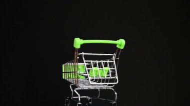 Ahşap arka planda yeşil tramvay alışverişi. Yüksek kaliteli video