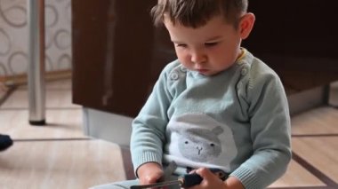 Çocuk ev aletleriyle oynuyor. Yüksek kaliteli video