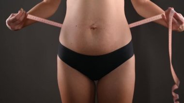 Kız belin ölçüsünü alıyor. Yüksek kaliteli video