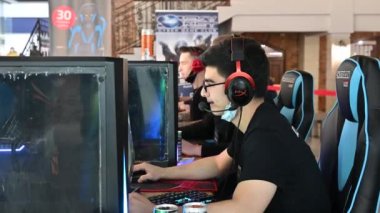 Minsk, Belarus - 2 Mart 2019: Bilgisayarda oynayan siber sporcular oyunu