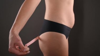 Kız belin ölçüsünü alıyor. Yüksek kaliteli video