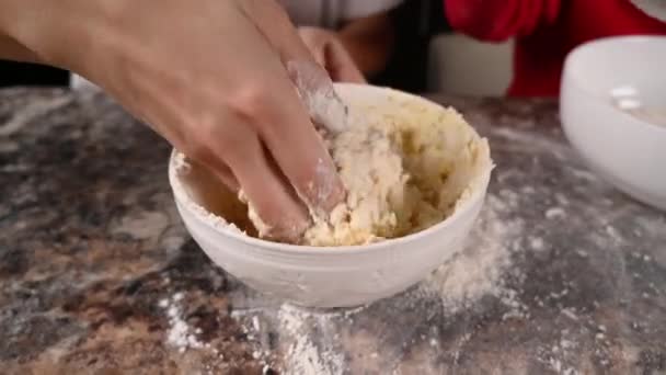 Amasse a massa à mão. Cozinhar na cozinha. Vídeo de alta qualidade — Vídeo de Stock