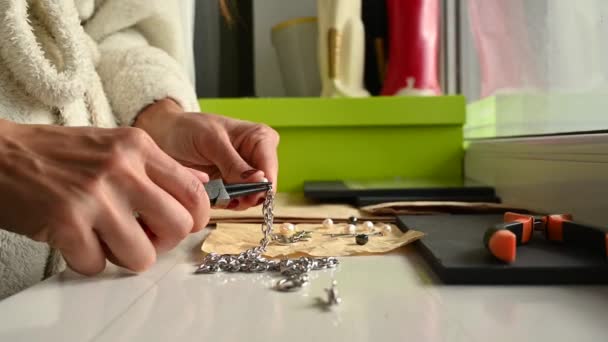 Faire des bijoux de vos propres mains. Vidéo de haute qualité — Video