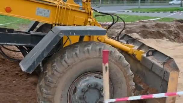 Bulldozer allana el terreno para la carretera. Video de alta calidad — Vídeo de stock