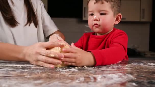 El niño y la madre cocinan juntos. Video de alta calidad. — Vídeo de stock