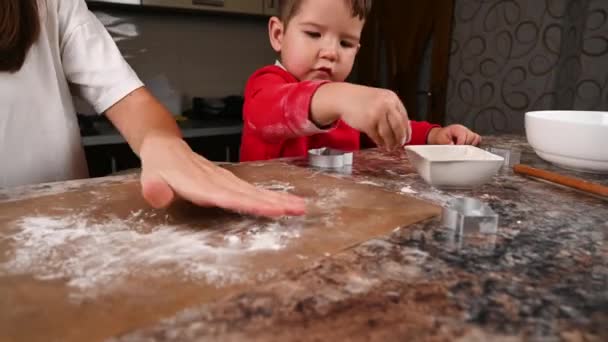 Mutter und Kind kochen aus Mehl. Videos in hoher Qualität — Stockvideo