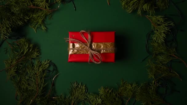 암녹색 크리스마스 배경에 대한 새해 선물. 고품질 비디오 — 비디오