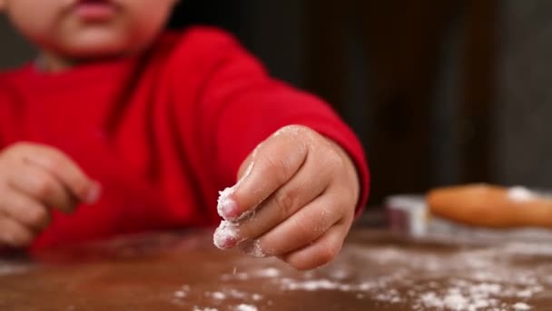 La mano del niño vierte harina de cerca. Video de alta calidad — Vídeos de Stock