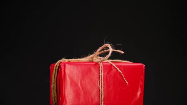 Siyah arka planda kırmızı hediye paketi. Yüksek kaliteli video — Stok video