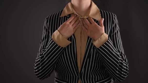 女性はビジネススーツをまっすぐにする。高品質ビデオ — ストック動画