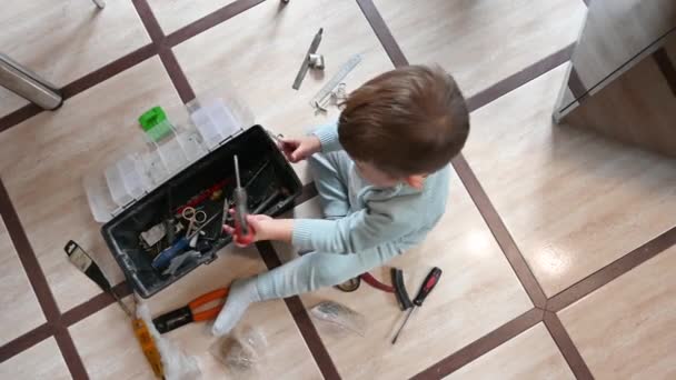 Barn leker med en väska med verktyg. Högkvalitativ video — Stockvideo