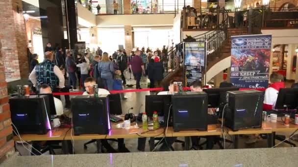 Minsk, Bielorrússia - 2 de março de 2019: Jogo de cybersportsmen jogando em um computador — Vídeo de Stock