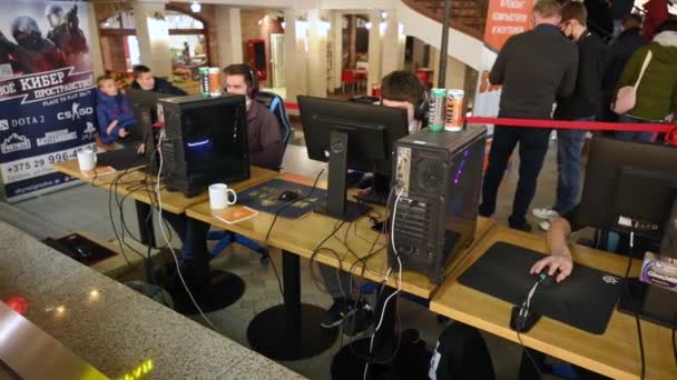 Minsk, Biélorussie - 2 mars 2019 : Équipe jouant à des jeux informatiques — Video